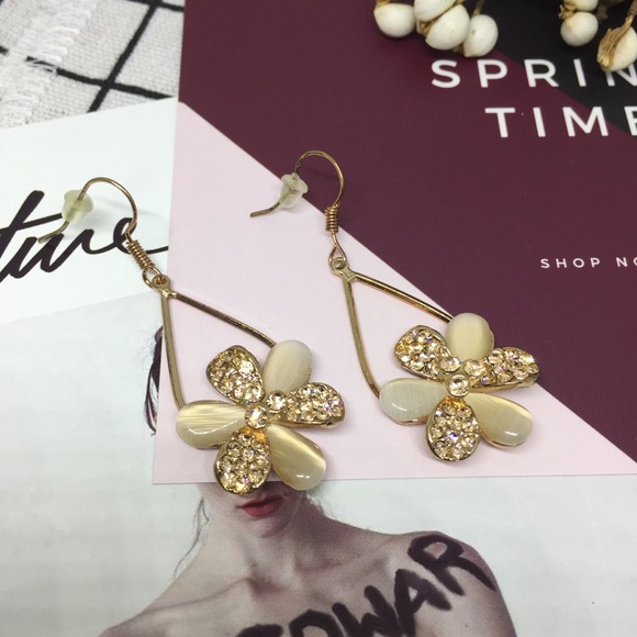 Jewelry - Shiny Gold and shell Flower Drop Earrings